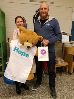 Hope | Hopen vapaehtoisista Kati Jalonen otti vastaan Kiramin lahjoituksen Antti Eskolalta. | Kirami