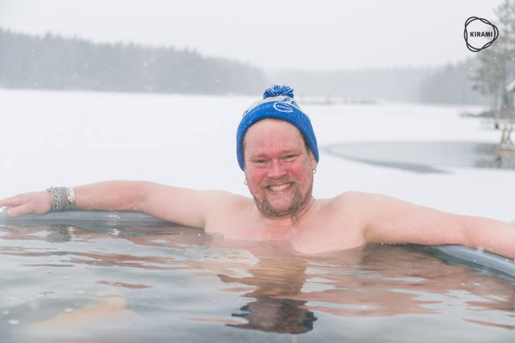 Ville Haapasalo | Ville voi viihtyä paljussa jopa pari tuntia, varsinkin hyvässä seurassa | Kirami kylpytynnyrit