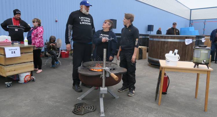 Yritysvierailulla Juha Mieto maistelemassa Pirjon grilliherkkuja | Kirami