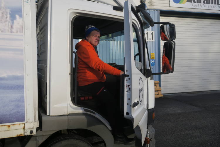 Matti tuli taloon| Paljujen kuljetuksissa ja huolloissa apuna työskentelevä Matti | Kirami