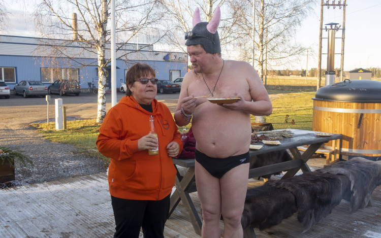 Yritysvierailulla Ville Haapasalo kokeilemassa Kiramin tuotteita ja pohtimassa Pirjon kanssa maailmanmenoa | Kirami