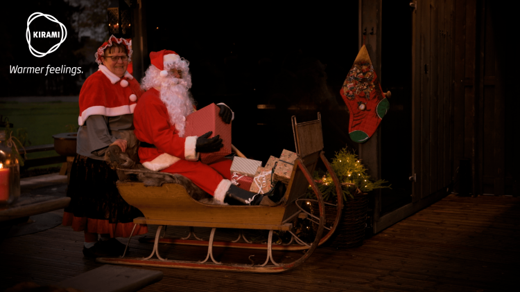 Matti ja Pirjo esiintyivät Kiramin vuoden 2019 joulukorttikuvauksissa joulupukkina ja joulupukin muorina | Kirami - Warmer feelings.