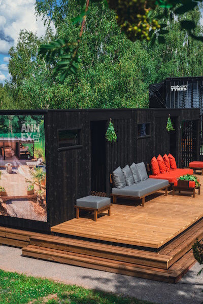 Katetut terassit, joissa on myös pohjoismainen muotoilu, laajentavat ulkoilutilaa | Kiramin ulkosaunat