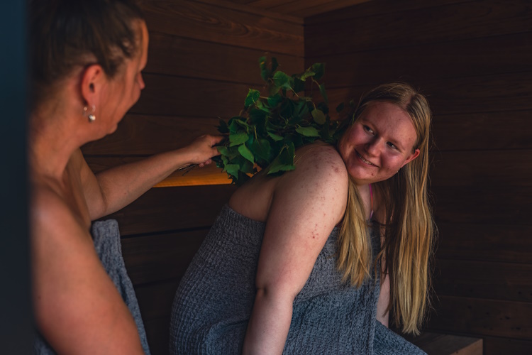 Kirami FinVision® -sauna on sisustettu sekä kutsuvaksi, että käytännölliseksi | Ulkosaunat