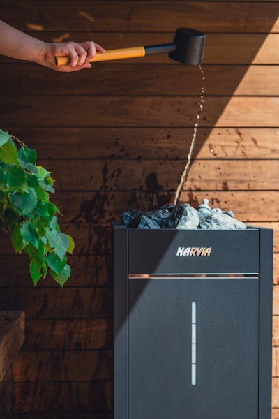 Nauti lämpimistä löylyistä Kiramin ulkosaunassa | Suomalainen pihasauna