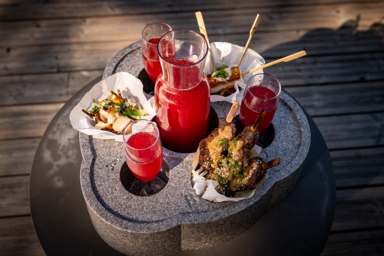 Hyvästä ruuasta ja juomasta nauttiminen on osa paljuilua ja saunomista | Kirami Tubbar 2 juomateline