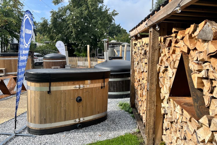 Puuvarasto rakennettiin Kiramin lavoista ja koristeltiin Kirami Outstanding Triholdylla.