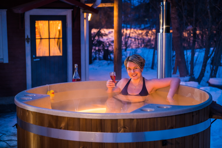 Illan ehdoton huipennus istua paljun lämpimässä vedessä ja ihailla tähtitaivasta | Kirami paljut