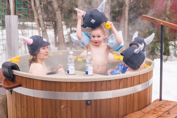 Saunominen on nykyään rentoutumista pidemmän kaavan mukaan: saunotaan, kylvetään paljussa ja grillataan | Kirami ulkosaunat ja paljut