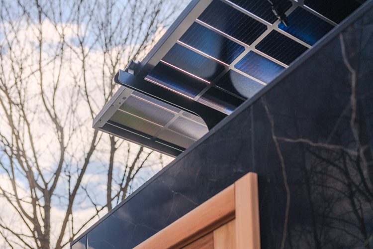 Kirami FinVision® -sauna Zero M - Aurinkopaneelien asentoa on muutettu pystymmäksi