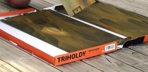 Triholdy avattu laatikko.