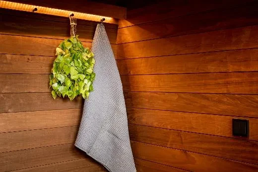 Kirami FinVision® -pukukoppi S Misty – lisävarusteena naulakko