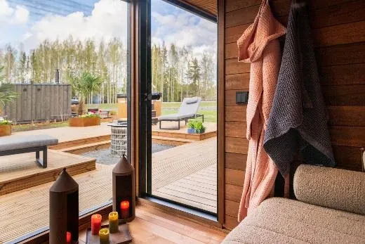 Kirami FinVision® -lounge M Misty - tunnelma kuin puutarhassa.