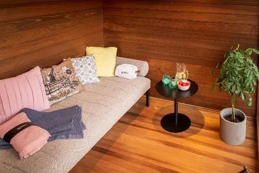 Kirami FinVision® -lounge M Misty - paras ulkorakennus, jossa on rentouttavaa olla.