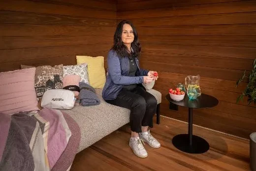 Kirami FinVision® -lounge M Misty - minilomalla omalla pihalla.