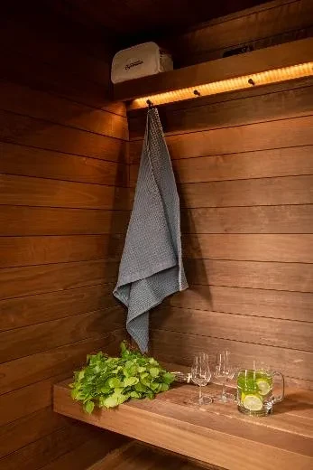 Lisävarusteena on saatavilla Kirami FinVision® -pukukoppiin räätälöity penkki