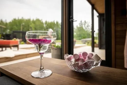 Loungen isot ikkunat yhdistävät sinut luontoon | Kirami FinVision® -lounge M Misty