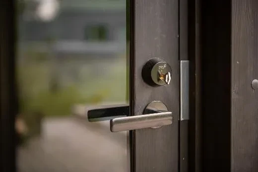 Pukukopin oven voi lukita