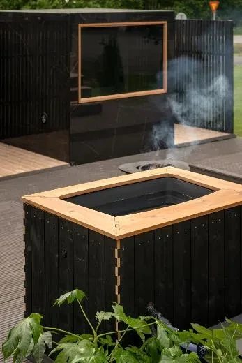 Musta lämpöpuu ehkäisee lian ja UV-säteilyn vaikutuksia.