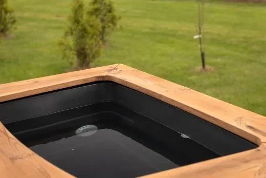 Syvän harmaa muovisisus korostaa altaan ajattomuutta.