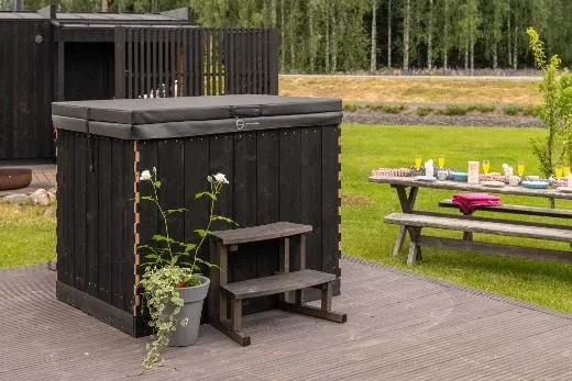 Kirami FinVision® Misty -design yhdistää altaan ja saunan esteettisesti.