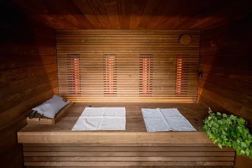 Neljä infrapunasäteilijää takaseinällä – Kirami FinVision® -sauna M Misty | Ulkosauna