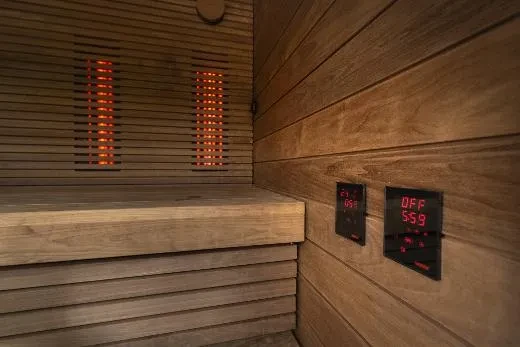 Hybridisauna infrapunan, sähkön ja höyryn yhdistelmällä – Kirami FinVision® -sauna M Misty | Ulkosauna