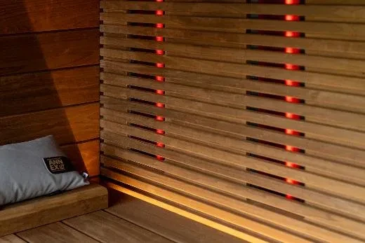 LED-valonauhat ylä- ja alalauteessa – Kirami FinVision® -sauna M Misty infrapuna-asennuksella | Ulkosauna