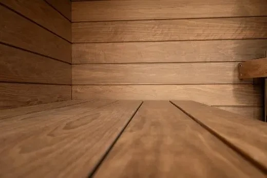 Neljän hengen ulkosauna Kirami FinVision® -sauna S Misty haapalauteilla