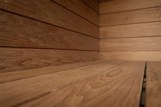 Nostettavat haapalauteet helpottavat puhdistusta Kirami FinVision® -saunassa S Misty | Ulkosauna